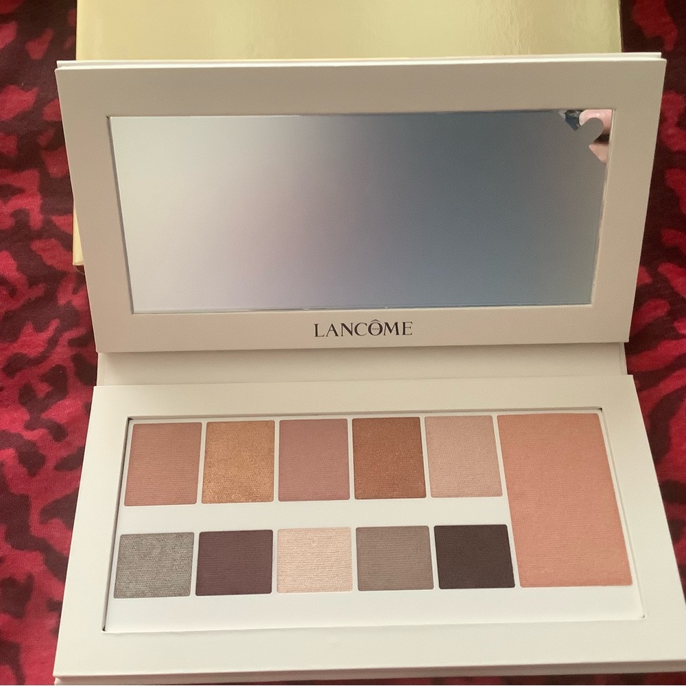 Luxurious eyeshadow and blush compact